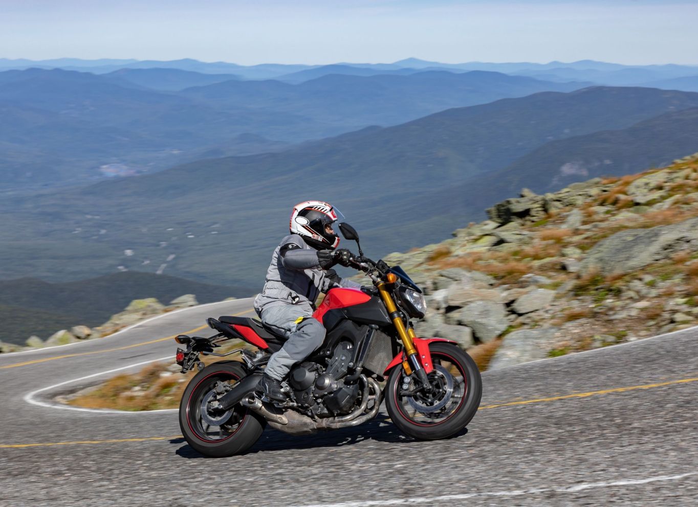 Motorradfahrer auf der Straße