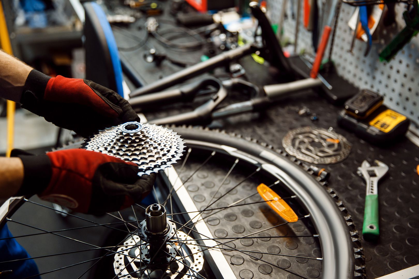 Durchführung einer Reparatur an einem Rad